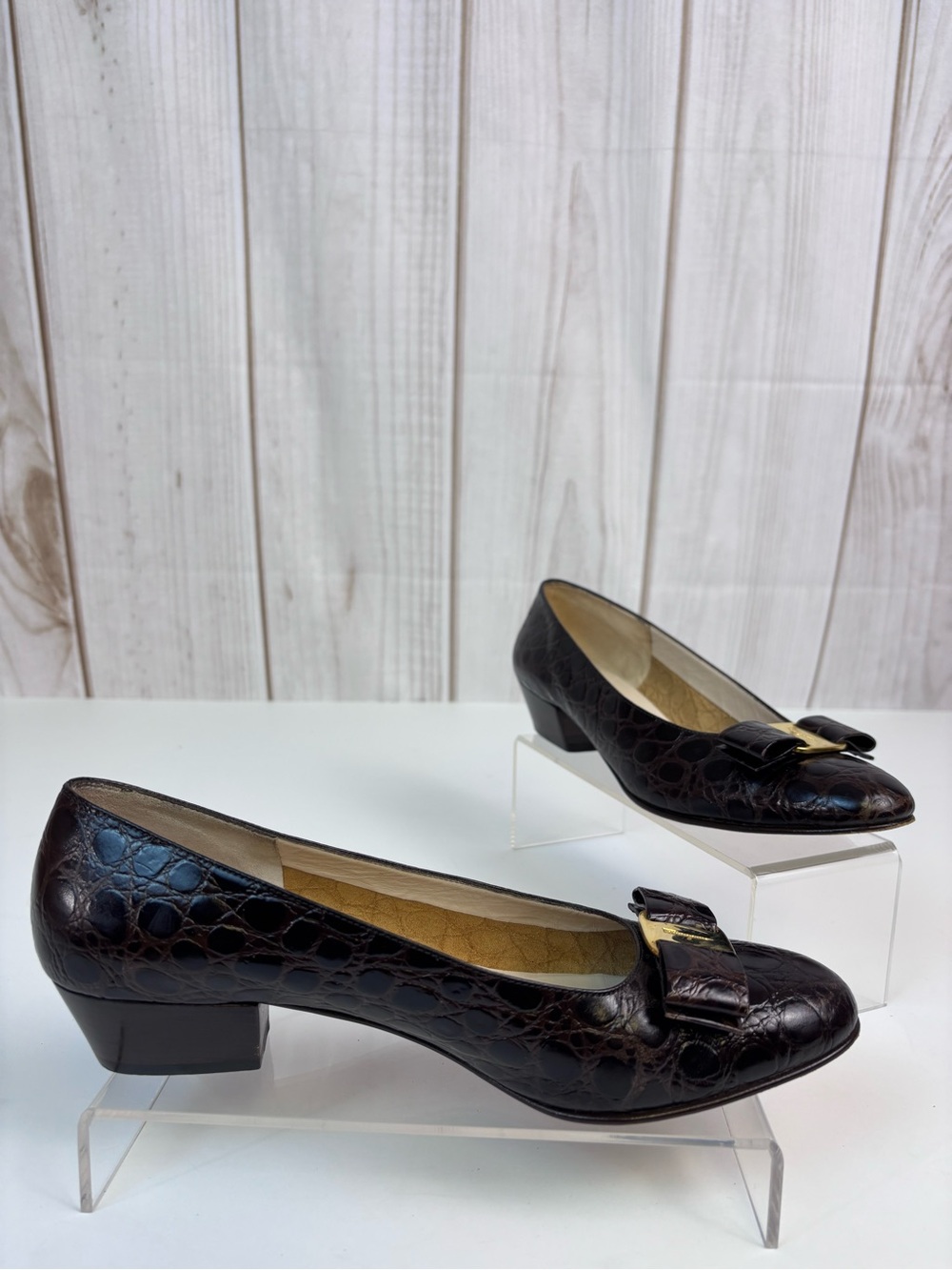 Vintage Salvatore Ferragamo Croc-Embossed Leather Vara Bow Pumps Brown Sz 7B - Picture 2 of 15
